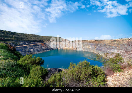 Vue fantastique sur l'exploitation minière à ciel ouvert paysage sur ciel bleu. Banque D'Images