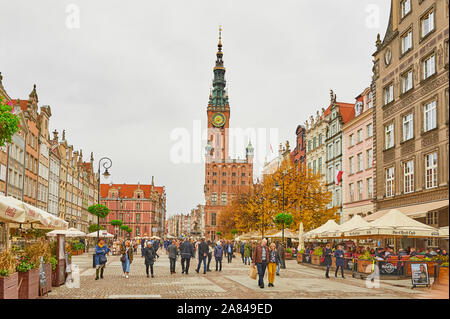 Marché longtemps à Gdańsk en vue de l'hôtel de ville Banque D'Images