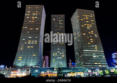 Nur Nur-Sultan Astana Vue pittoresque de trois bâtiments gratte-ciel commerciaux dans l'obscurité. Banque D'Images