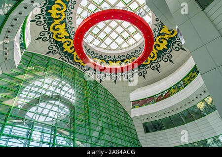 Nur-Sultan Nazarbayev Astana International Airport Vue de l'intérieur du hall de départ Plafond Banque D'Images
