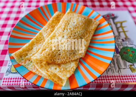 De délicieux plats traditionnels de style français Crêpes farcies avec crème au chocolat servi sur un plateau Banque D'Images