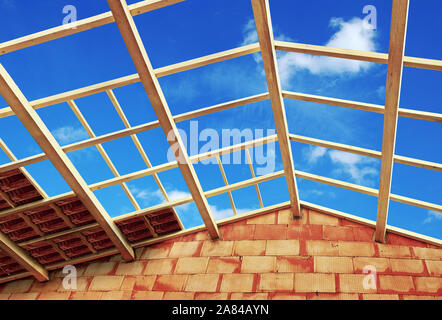 Toiture maison site avec poutres, chevrons, liteaux, voliges, dalles. Banque D'Images