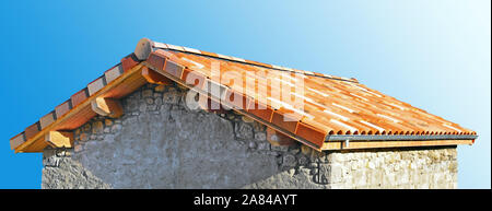 Toiture maison site avec poutres, chevrons, liteaux, voliges, dalles. Banque D'Images