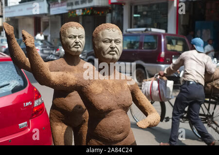 En préparation de Durga Puja (festival), argile nouvellement fabriqués idoles de Durga avec visage mâle et femelle corps sont exposées à sécher au soleil, Mumbai, Inde Banque D'Images
