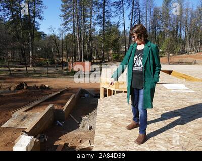 Paradis, USA. 06Th Nov, 2019. Jody Jones, maire, est debout sur ses biens brûlés lorsqu'elle se construire une nouvelle maison. Sur un rouleau de feu 08.11.2018 avait presque complètement détruit l'endroit dans le Nord de la Californie. L'incendie a soutenu 86 vies, 12 000 maisons incendiées. (Dpa-Korr 'croire au paradis' - Un an après la flamme mortelle inferno') Crédit : Barbara Munker/dpa/Alamy Live News Banque D'Images