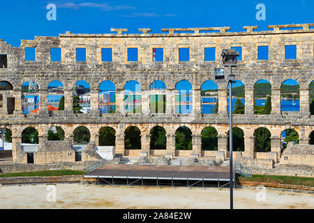 Arena de Pula, Croatie. Ruines de l'amphithéâtre romains les mieux préservés. UNESCO World Heritage site. Droit Banque D'Images