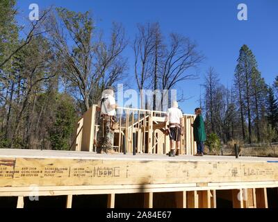 Paradis, USA. 06Th Nov, 2019. Jody Jones, maire, est debout sur ses biens brûlés lorsqu'elle se construire une nouvelle maison. Sur un rouleau de feu 08.11.2018 avait presque complètement détruit l'endroit dans le Nord de la Californie. L'incendie a soutenu 86 vies, 12 000 maisons incendiées. Crédit : Barbara Munker/dpa/Alamy Live News Banque D'Images