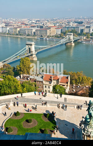 Les touristes en terrasse du Palais Royal et d'afficher de Danube et Pont des Chaînes. Quartier du Château de Buda, à Budapest Banque D'Images