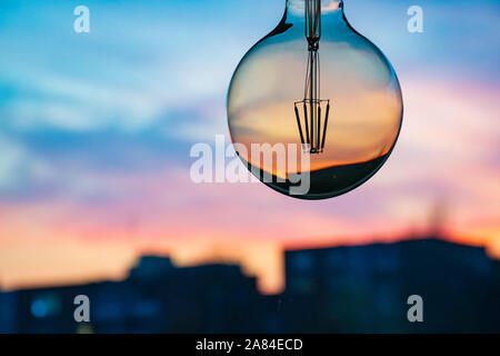 Coucher de soleil dans une ampoule.Concept d'électricité.Heure de la terre.Consommation d'énergie et conservation de l'environnement, économie d'énergie.Gaz et énergie Banque D'Images