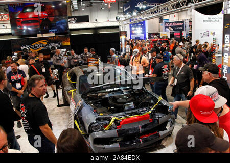 Las Vegas, États-Unis. 05Th Nov, 2019. Présence d'un affichage personnalisé construit récemment endommagé 700 chevaux de puissance 2019 Dodge Challenger HEMI de 5,4 sur l'affichage pendant la SEMA Show 2019, au centre des congrès de Las Vegas à Las Vegas, Nevada, le Mardi, Novembre 5, 2019. La voiture qui a été volé par un voleur de voiture une semaine plus tôt et endommagé au cours d'une poursuite policière, a reçu beaucoup de couverture médiatique dans les médias locaux Las Vegas. Photo de James Atoa/UPI UPI : Crédit/Alamy Live News Banque D'Images