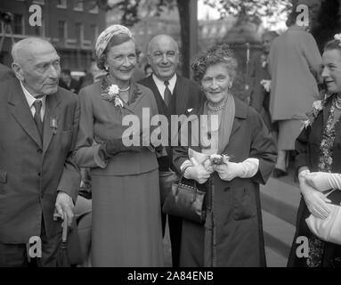 Nancy Astor, Vicomtesse Astor (à droite), un américain et la première femme à siéger à la Chambre des communes britannique, et Lord Pethick-Lawrence (à gauche), qui a souffert l'emprisonnement pour le soutien du droit de vote pour les femmes, avec la comtesse Mountbatten et Lord Kilmuir, Lord Chancelier, lors de l'inauguration d'un mémorial à Dame Sylvain Pankhurst à Victoria Tower Gardens à côté de la Chambre des Lords, à Londres. Banque D'Images