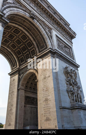 Un fragment de la façade sud de l'Arc de Triomphe de l'étoile avec le le départ de 1792 (ou la Marseillaise) sculptures, Paris Banque D'Images