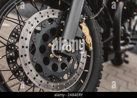 Closeup détail d'une puissante moto vintage - suspension avant et roue avec système de freinage Banque D'Images