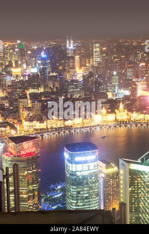 Editorial : SHANGHAI, CHINE, le 16 avril 2019 - Vue de nuit sur le Bund et ses bâtiments historiques vu de la tour Jin Mao à Shanghai Banque D'Images