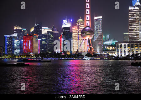 Editorial : SHANGHAI, CHINE, le 16 avril 2019 - Vue de l'Oriental Pearl Tower avec péniches sur le fleuve Huangpu à Shanghai de nuit Banque D'Images