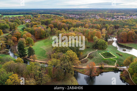 06 novembre 2019, le Brandebourg, Cottbus : La pyramide des terres dans le parc du jardin des de Branitz (vue aérienne avec un drone). Lors d'une conférence de presse tenue le même jour au Palais Branitz, le Verein Schlösser und Gärten Deutschland e.V. et le jardin-musée Stiftung Schloss und Park Branitz ont présenté eux-mêmes au public et a parlé de l'endommagement de jardins historiques causés par le changement climatique et les dangers qui en résultent pour le patrimoine culturel. Dans le parc Branitzer, l'état de la population d'arbres précieux est considérablement détériorée en 2018 et 2019 en raison de clima Banque D'Images