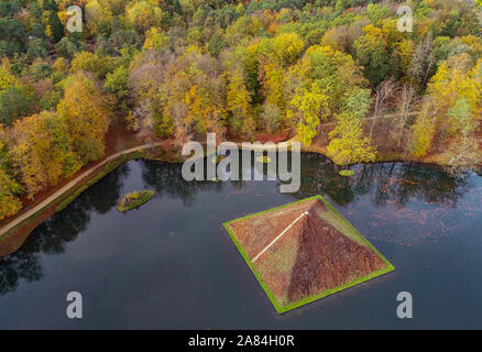 06 novembre 2019, le Brandebourg, Cottbus : La pyramide du lac dans le parc du jardin des de Branitz (photographie aérienne avec un bourdon). Lors d'une conférence de presse tenue le même jour au Palais Branitz, le Verein Schlösser und Gärten Deutschland e.V. et le jardin-musée Stiftung Schloss und Park Branitz ont présenté eux-mêmes au public et a parlé de l'endommagement de jardins historiques causés par le changement climatique et les dangers qui en résultent pour le patrimoine culturel. Dans le parc Branitzer, l'état de la population d'arbres précieux est considérablement détériorée en 2018 et 2019 en raison de Banque D'Images