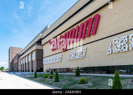 Taraz Mart Shopping Mall Supermarché Magnum Publicité sur la façade de l'immeuble à un ciel bleu ensoleillé Jour Banque D'Images