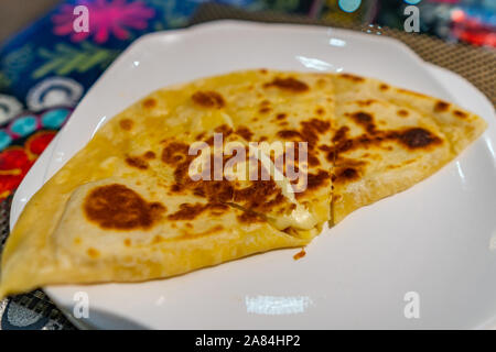 Commaught traditionnel géorgien Caucase Khachapuri pain fromage plat sur une plaque blanche Banque D'Images