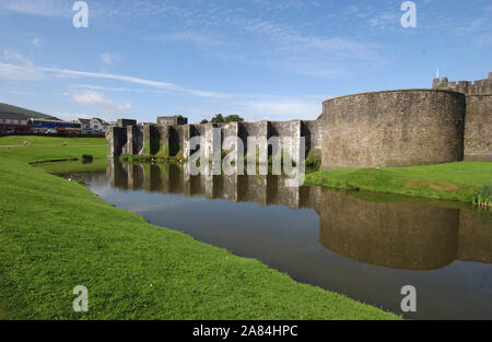 La cité médiévale château de Caerphilly, Mid Glamorgan, Pays de Galles, le deuxième plus grand château d'Angleterre. Les barrages fortifiés. 10/8/04 Banque D'Images