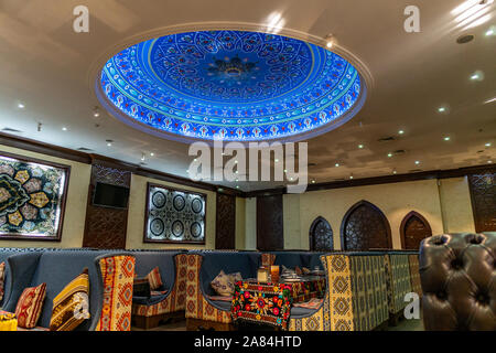 Taraz ville pittoresque Restaurant Samarkand populaires Piscine vue avec plafonniers de couleur bleu Banque D'Images