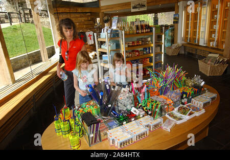 La cité médiévale château de Caerphilly, Mid Glamorgan, Pays de Galles, le deuxième plus grand château d'Angleterre. La boutique. 10/8/04 Banque D'Images