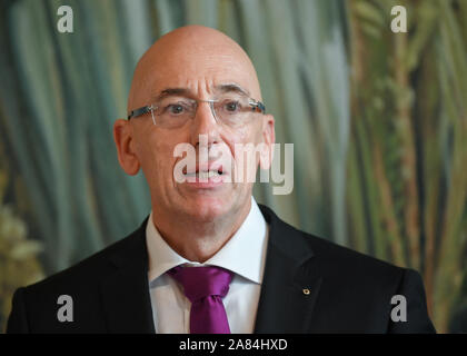 06 novembre 2019, le Brandebourg, Cottbus : Michael Hörrmann, 1er président de l'association Schlösser und Gärten Deutschland e.V., prend la parole à une conférence de presse au sujet de l'endommagement de jardins historiques causés par le changement climatique et les dangers qui en résultent pour le patrimoine culturel. Dans le parc Branitzer, l'état de la population d'arbres précieux est considérablement détériorée en 2018 et 2019 en raison de phénomènes climatiques. Les premiers arbres ont dû être abattus en raison des dégâts. Le parc, composé d'une grande sensibilité par Hermann Fürst von Pückler-Muskau à Branitz, est considéré comme le dernier de la l Banque D'Images