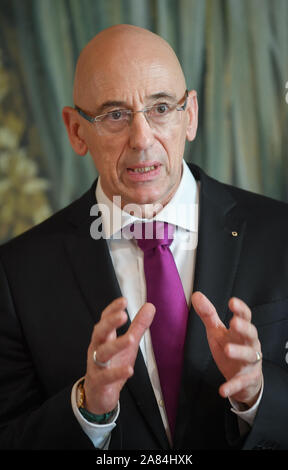 06 novembre 2019, le Brandebourg, Cottbus : Michael Hörrmann, 1er président de l'association Schlösser und Gärten Deutschland e.V., prend la parole à une conférence de presse au sujet de l'endommagement de jardins historiques causés par le changement climatique et les dangers qui en résultent pour le patrimoine culturel. Dans le parc Branitzer, l'état de la population d'arbres précieux est considérablement détériorée en 2018 et 2019 en raison de phénomènes climatiques. Les premiers arbres ont dû être abattus en raison des dégâts. Le parc, composé d'une grande sensibilité par Hermann Fürst von Pückler-Muskau à Branitz, est considéré comme le dernier de la l Banque D'Images