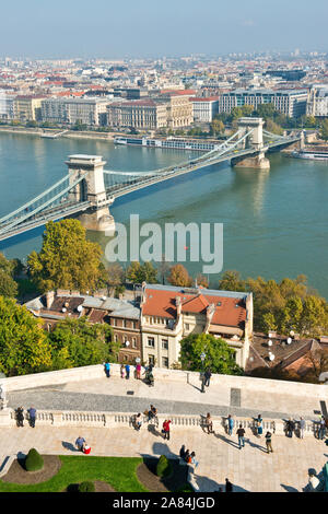 Les touristes en terrasse du Palais Royal et d'afficher de Danube et Pont des Chaînes. Quartier du Château de Buda, à Budapest Banque D'Images