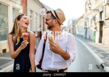 La beauté romantique portrait of happy hipster couple in love hugs et s'amusant Banque D'Images
