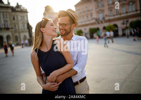 Heureux en couple de touristes aiment s'amuser, voyager, sourire en vacances Banque D'Images