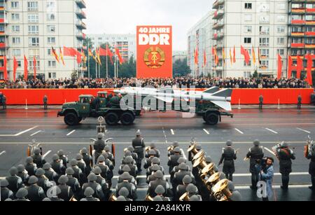 L'Allemagne, Berlin Est, octobre 1989 - Défilé de l'ANV à Berlin Est, 1989. Défilé de l'Armée Populaire Nationale (NVA) pour marquer le 40e anniversaire Banque D'Images