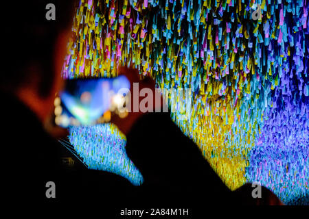 5 novembre 2019 : Les gens de prendre des photos à côté de la 'vision in motion' Art installation au centre de Berlin. Dans le cadre d'une importante campagne d'art pour marquer le 30e anniversaire de la chute du Mur de Berlin, 30 000 messages flotter au-dessus de Straße des 17. Juni. Crédit : Jan Scheunert/ZUMA/Alamy Fil Live News Banque D'Images