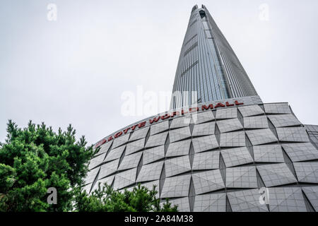 Séoul Corée , 20 septembre 2019 : Lotte tower mall signe et Lotte World Tour a gratte-ciel à Séoul en Corée du Sud Banque D'Images