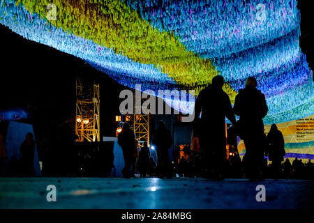 5 novembre 2019 : Les gens apprécient la "Visions in motion' Art installation au centre de Berlin. Dans le cadre d'une importante campagne d'art pour marquer le 30e anniversaire de la chute du Mur de Berlin, 30 000 messages flotter au-dessus de Straße des 17. Juni. Crédit : Jan Scheunert/ZUMA/Alamy Fil Live News Banque D'Images