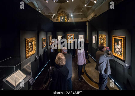 Leonardo et la Madonna Litta spectacle au musée Poldi Pezzoli (Carlo Cozzoli/Fotogramma, Milan - 2019-11-06) p.s. la foto e' utilizzabile nel rispetto del contesto dans cui e' stata scattata, e senza intento del diffamatorio decoro delle persone rappresentate Banque D'Images