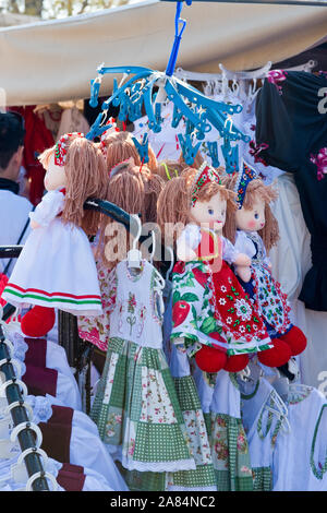 Souvenirs de voyage poupées en costumes style hongrois pour la vente dans les magasins dans la vieille ville, Budapest. Banque D'Images