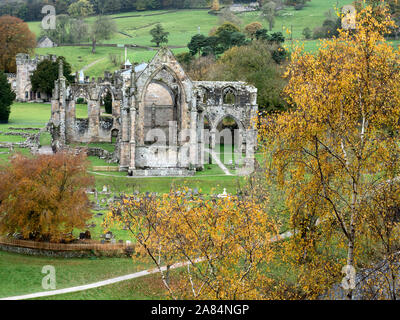 Ruines du 12e siècle, monastère des augustins Bolton Priory en automne à Bolton Abbey Yorkshire Dales England Banque D'Images