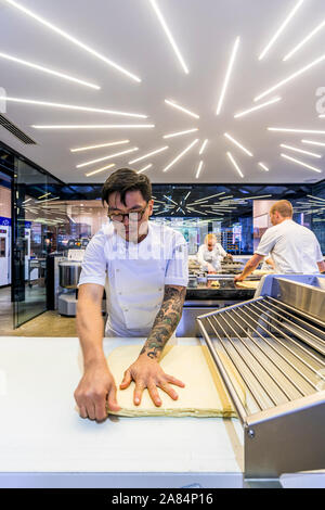 Les pâtissiers à l'œuvre, rendant les croissants à la célèbre Lune à Melbourne, Victoria. Lune est célèbre pour ses croissants et pains au chocolat. Banque D'Images