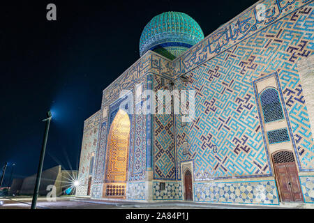 Turkestan mausolée de Khoja Ahmad Yasawi pittoresque à couper le souffle Vue de nuit feux lumineux Banque D'Images