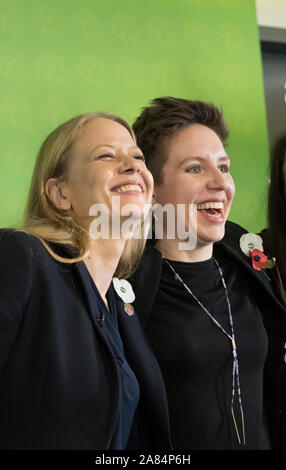 Bristol, Royaume-Uni, 6 novembre 2019. Le Parti Vert lancent leur campagne électorale de 2019 à Bristol au Royaume-Uni. Sian Berry co leader à gauche et Carla Berry Bristol West candidat droite. M. Crédit Standfast / Alamy Live News Banque D'Images