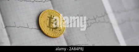 Bitcoin est en vie. La pièce d'or se trouve sur un document Banque D'Images