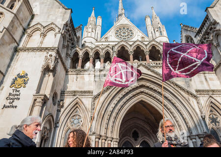 Londres, Royaume-Uni. 6 Nov 2019. L'interdiction de la police sur l'extinction des manifestations de rébellion à Londres a été jugé illégal par la Haute Cour. La police a imposé l'interdiction, ce qui a empêché deux personnes ou plus dans le groupe prenant part à des manifestations, en vertu de la Loi sur l'ordre public. Mais il a été jugé que la police n'avait pas le pouvoir de faire cela parce que la loi ne couvre pas les ensembles "separate". Crédit : Guy Bell/Alamy Live News Banque D'Images