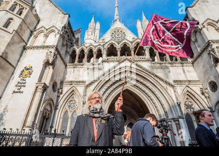 Londres, Royaume-Uni. 6 Nov 2019. L'interdiction de la police sur l'extinction des manifestations de rébellion à Londres a été jugé illégal par la Haute Cour. La police a imposé l'interdiction, ce qui a empêché deux personnes ou plus dans le groupe prenant part à des manifestations, en vertu de la Loi sur l'ordre public. Mais il a été jugé que la police n'avait pas le pouvoir de faire cela parce que la loi ne couvre pas les ensembles "separate". Crédit : Guy Bell/Alamy Live News Banque D'Images