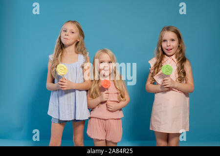 Deux petites filles à la mode petite amie avec bonbon sucré Banque D'Images