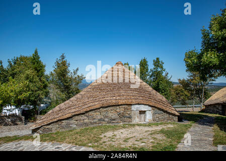 La palloza, également connu sous le pallouza pallaza ou, est un logement traditionnel et d'un toit de chaume maison de Cebreiro et aussi la Serra dos au nord de Ancares Banque D'Images