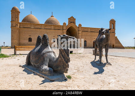 Arystan Turkestan Mausolée Bab Vue pittoresque à couper le souffle avec des sculptures de chameau sur un ciel bleu ensoleillé Jour Banque D'Images