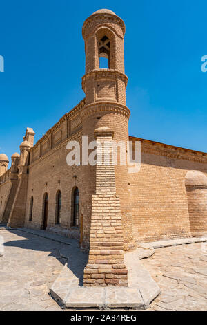 Arystan Turkestan Bab à couper le souffle avec vue pittoresque Mausolée Minaret sur un ciel bleu ensoleillé Jour Banque D'Images