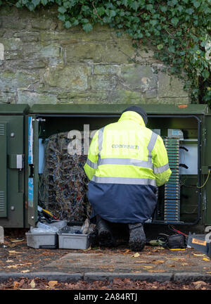 Openreach ingénieur travaillant à un échange de téléphone dans la boîte, en Écosse. Banque D'Images