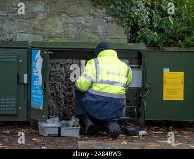 Openreach ingénieur travaillant à un échange de téléphone dans la boîte, en Écosse. Banque D'Images